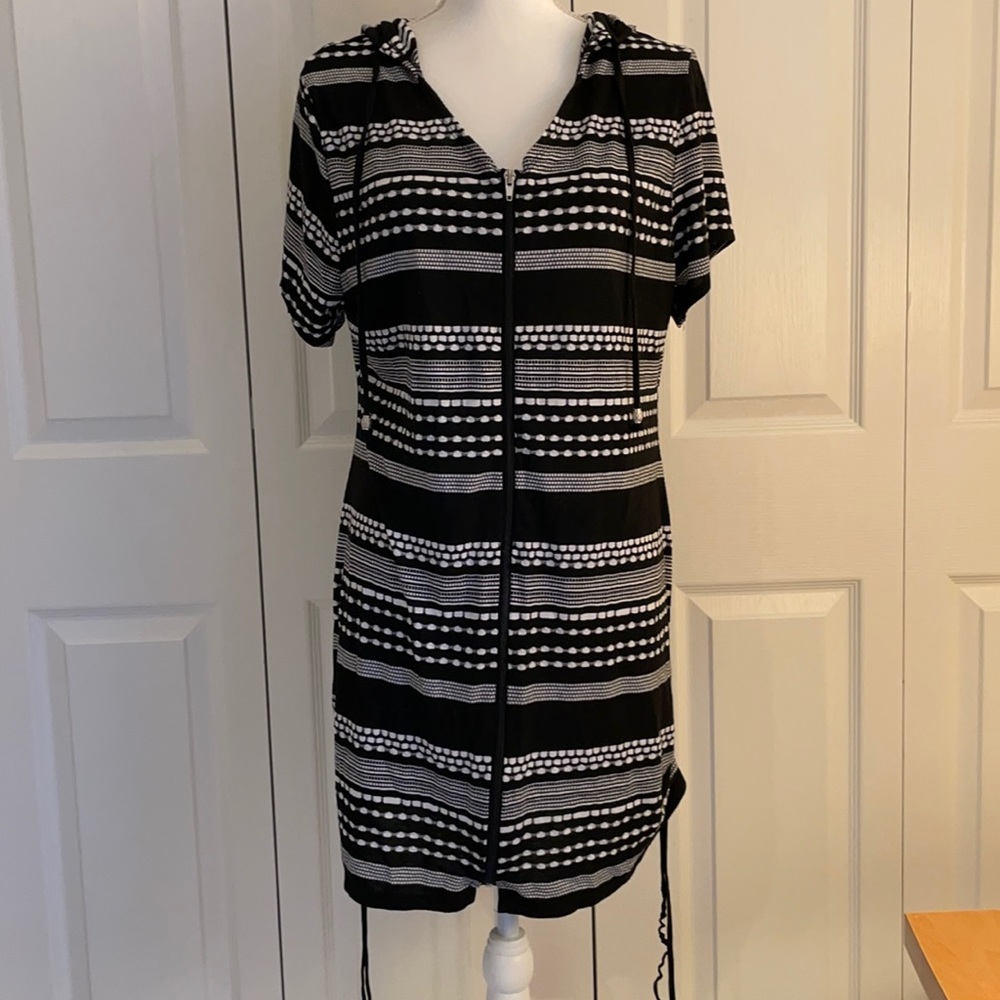 DOTTI SZ XL Hooded Black and White Zip Front Cover Up.